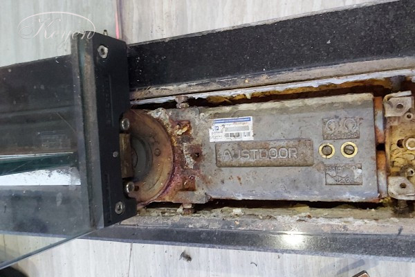 Bản Lề Thủy Lực Bị Hỏng: Nguyên Nhân, Dấu Hiệu & Cách Khắc Phục Hiệu Quả