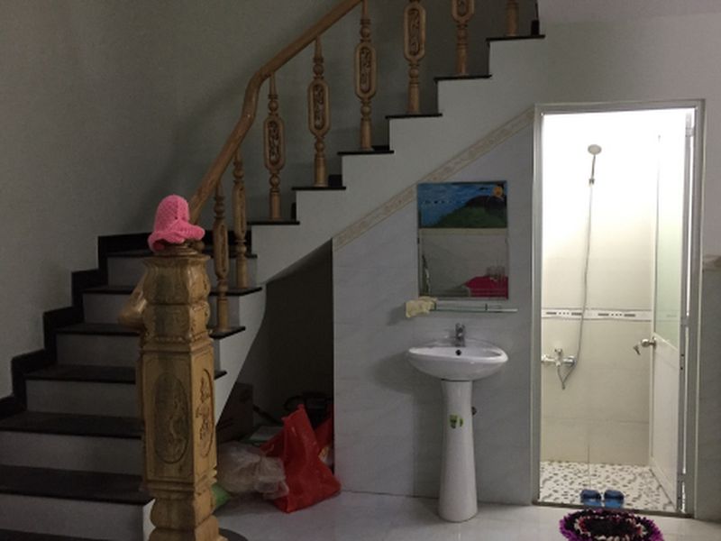 Có nên làm phòng vệ sinh (toilet) dưới gầm cầu thang không?