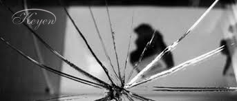 Tại sao gương bị vỡ được coi là điềm xui và cách hóa giải