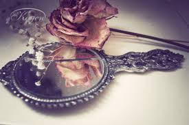 Tại sao gương bị vỡ được coi là điềm xui và cách hóa giải