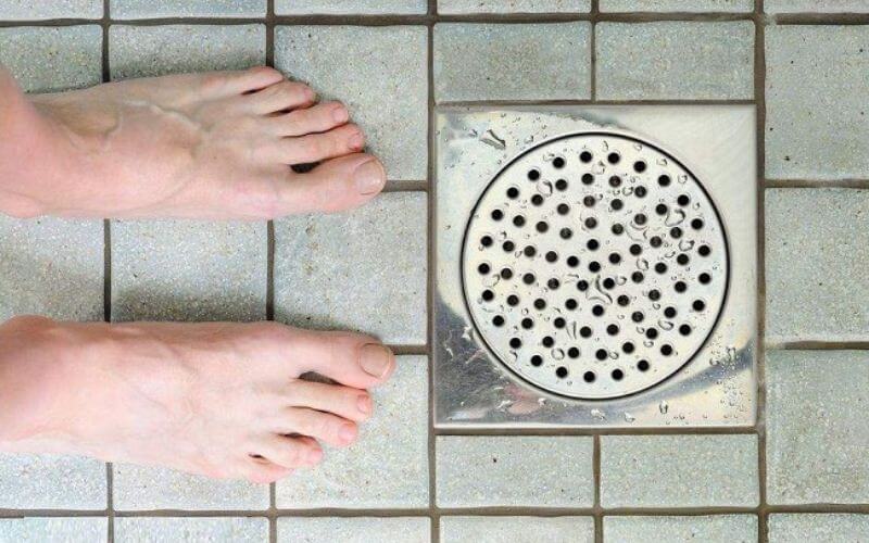 Cống nhà vệ sinh bị trào ngược gây mùi mất vệ sinh