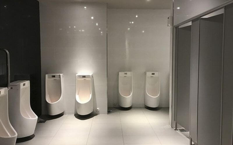 Lắp bồn tiểu nam tại nhà vệ sinh công cộng đáp ứng được nhu cầu sử dụng nhiều người cùng lúc