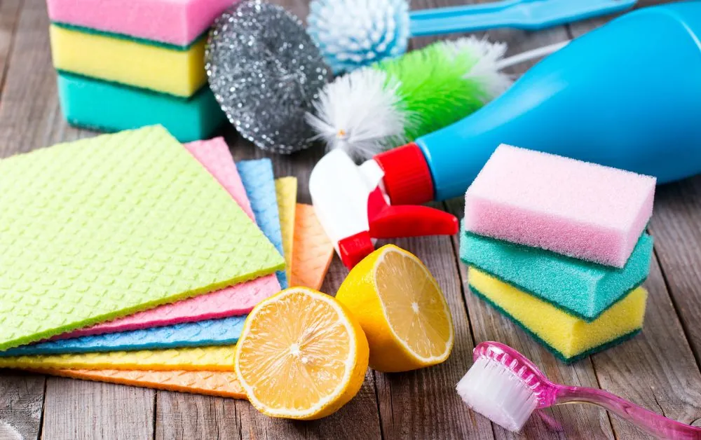 Sử dụng chất tẩy rửa, khử mùi an toàn cho nhà vệ sinh